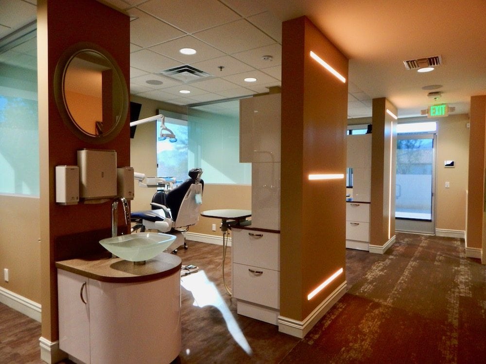 Modern Dental Treatment Room – Dentist in Rancho Mirage, CA Contemporary dental treatment area with clean design and advanced equipment for patient comfort and care – Dentist in Rancho Mirage, CA.